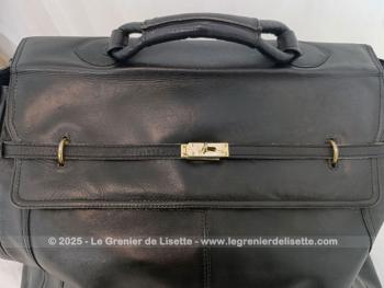 Voici un superbe grand sac de voyage en cuir noir avec une belle forme d'ancienne sacoche de docteur  avec toutes ses poches intérieures et ses 2 grandes ceintures pour fermer le sac.