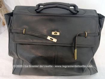 Voici un superbe grand sac de voyage en cuir noir avec une belle forme d'ancienne sacoche de docteur  avec toutes ses poches intérieures et ses 2 grandes ceintures pour fermer le sac.
