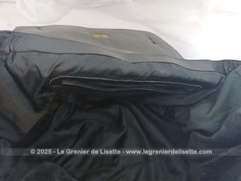 Voici un superbe grand sac de voyage en cuir noir avec une belle forme d'ancienne sacoche de docteur  avec toutes ses poches intérieures et ses 2 grandes ceintures pour fermer le sac.