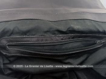 Voici un superbe grand sac de voyage en cuir noir avec une belle forme d'ancienne sacoche de docteur  avec toutes ses poches intérieures et ses 2 grandes ceintures pour fermer le sac.