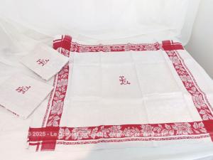 Lot 3 grands torchons/serviettes décors rouges sur les contours avec au centre le monogramme L brodé au point de croix.
