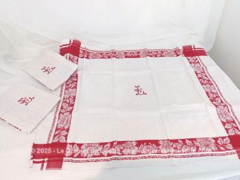 Lot 3 grands torchons/serviettes décors rouges sur les contours avec au centre le monogramme L brodé au point de croix.