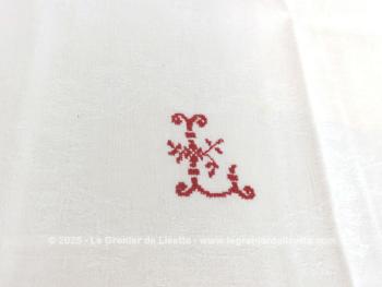 Lot 3 grands torchons/serviettes décors rouges sur les contours avec au centre le monogramme L brodé au point de croix.