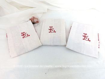Lot 3 grands torchons/serviettes décors rouges sur les contours avec au centre le monogramme L brodé au point de croix.