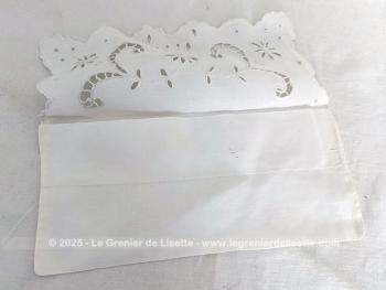 Entièrement fait à la main en drap de coton blanc et décoré de broderies ajourées, voici un beau et ancien range-serviette qui attend sa nouvelle vie.