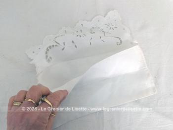 Entièrement fait à la main en drap de coton blanc et décoré de broderies ajourées, voici un beau et ancien range-serviette qui attend sa nouvelle vie.