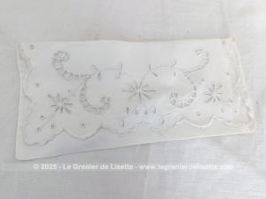 Ancien range-serviette superbes broderies ajourées