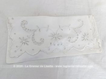 Entièrement fait à la main en drap de coton blanc et décoré de broderies ajourées, voici un beau et ancien range-serviette qui attend sa nouvelle vie.