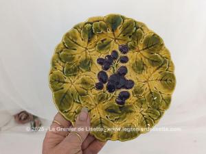 Ancienne assiette dessert barbotine Grappe Raisin relief