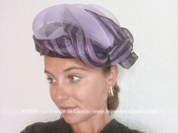 Voici un chapeau bien original que ce bibi composé d'un superbe assemblage de noeuds et volutes en sisal mauve et parme. Made in Italie.