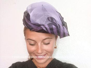 Voici un chapeau bien original que ce bibi composé d'un superbe assemblage de noeuds et volutes en sisal mauve et parme. Made in Italie.