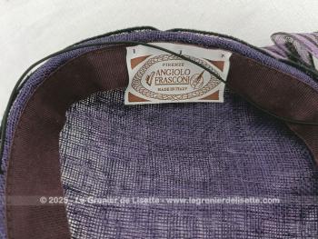 Voici un chapeau bien original que ce bibi composé d'un superbe assemblage de noeuds et volutes en sisal mauve et parme. Made in Italie.