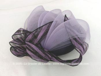 Voici un chapeau bien original que ce bibi composé d'un superbe assemblage de noeuds et volutes en sisal mauve et parme. Made in Italie.