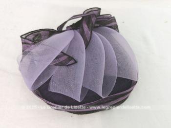 Voici un chapeau bien original que ce bibi composé d'un superbe assemblage de noeuds et volutes en sisal mauve et parme. Made in Italie.