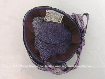 Voici un chapeau bien original que ce bibi composé d'un superbe assemblage de noeuds et volutes en sisal mauve et parme. Made in Italie.