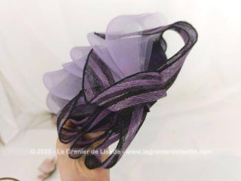 Voici un chapeau bien original que ce bibi composé d'un superbe assemblage de noeuds et volutes en sisal mauve et parme. Made in Italie.