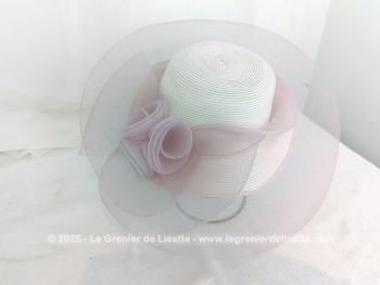 Voici un large chapeau bien orignal réalisé en sisal synthétique de couleur rose pâle, avec un large rebord, noeuds et ruban pour un style très 
