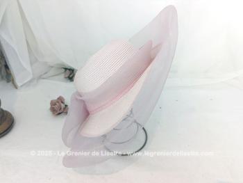 Voici un large chapeau bien orignal réalisé en sisal synthétique de couleur rose pâle, avec un large rebord, noeuds et ruban pour un style très 