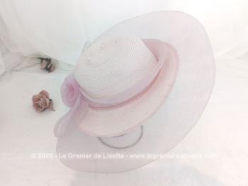 Voici un large chapeau bien orignal réalisé en sisal synthétique de couleur rose pâle, avec un large rebord, noeuds et ruban pour un style très 
