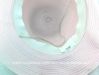 Voici un large chapeau bien orignal réalisé en sisal synthétique de couleur rose pâle, avec un large rebord, noeuds et ruban pour un style très 