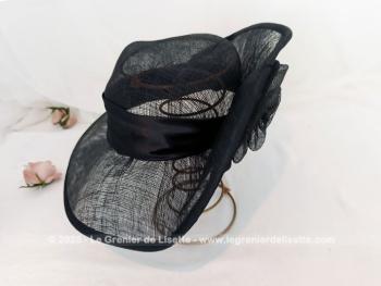 Voici une capeline en sisal noir, sur le corps et sur le revers du coté largement relevé.
