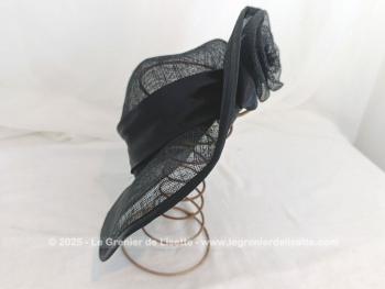 Voici une capeline en sisal noir, sur le corps et sur le revers du coté largement relevé.