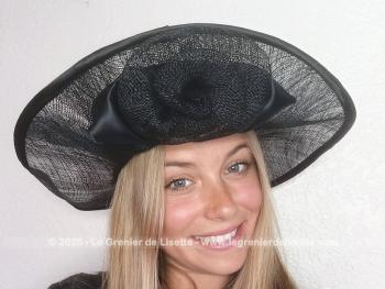 Voici une capeline en sisal noir, sur le corps et sur le revers du coté largement relevé.