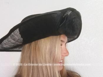Voici une capeline en sisal noir, sur le corps et sur le revers du coté largement relevé.