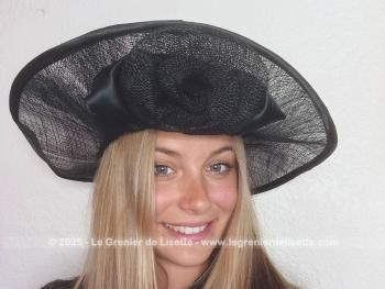 Voici une capeline en sisal noir, sur le corps et sur le revers du coté largement relevé.