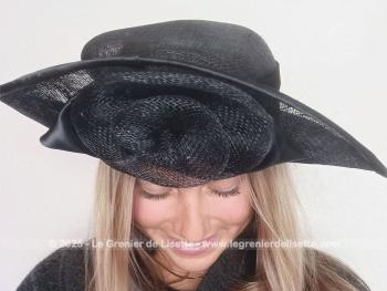 Voici une capeline en sisal noir, sur le corps et sur le revers du coté largement relevé.
