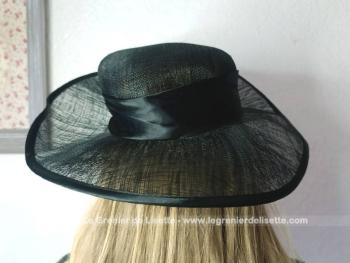 Voici une capeline en sisal noir, sur le corps et sur le revers du coté largement relevé.