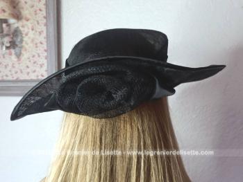 Voici une capeline en sisal noir, sur le corps et sur le revers du coté largement relevé.