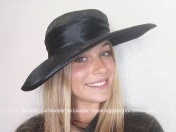 Voici une capeline en sisal noir, sur le corps et sur le revers du coté largement relevé.