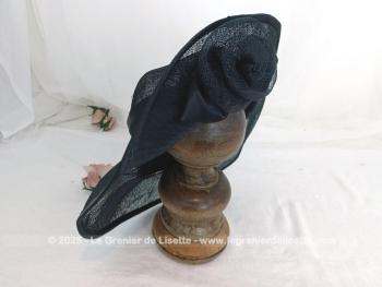 Voici une capeline en sisal noir, sur le corps et sur le revers du coté largement relevé.