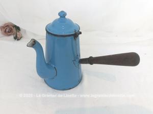 Ancienne cafetière chocolatière émail bleu manche bois