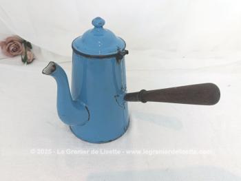 Voici une ancienne cafetière - chocolatière émaillée de bleu avec son couvercle couvercle et son manche en bois. Tout le charme de l'authentique avec ses éclats.
