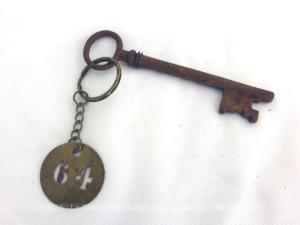 Ancienne clé et sa plaque en laiton chiffre 64