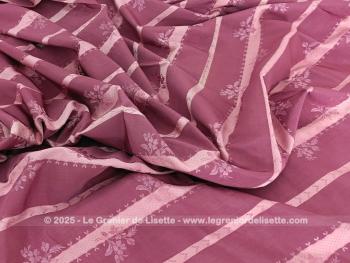 Voici un superbe coupon de 270 x 128 cm de tissus d'ameublement en brocart satiné très soyeux et doux couleur vieux rose/fuchsia décoré de rayures pâles habillée de fleurs.