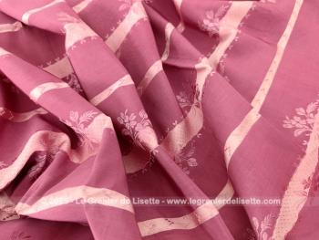 Voici un superbe coupon de 270 x 128 cm de tissus d'ameublement en brocart satiné très soyeux et doux couleur vieux rose/fuchsia décoré de rayures pâles habillée de fleurs.