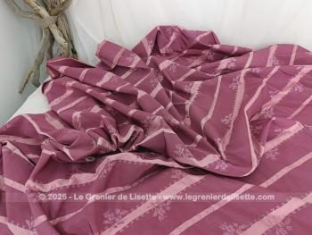 Voici un superbe coupon de 270 x 128 cm de tissus d'ameublement en brocart satiné très soyeux et doux couleur vieux rose/fuchsia décoré de rayures pâles habillée de fleurs.