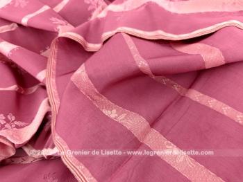 Voici un superbe coupon de 270 x 128 cm de tissus d'ameublement en brocart satiné très soyeux et doux couleur vieux rose/fuchsia décoré de rayures pâles habillée de fleurs.