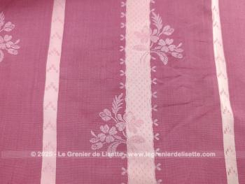 Voici un superbe coupon de 270 x 128 cm de tissus d'ameublement en brocart satiné très soyeux et doux couleur vieux rose/fuchsia décoré de rayures pâles habillée de fleurs.