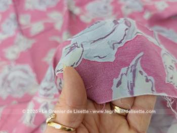 Tendance estivale, voici un coupon de tissus d'habillement en polyester non extensible de 150 x 110 cm avec un beau motif de fleurs couleur gris de lin sur un fond mauve.