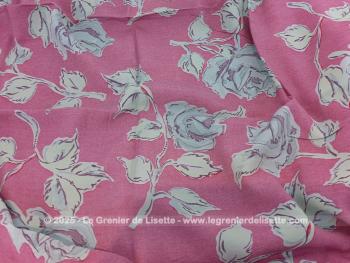 Tendance estivale, voici un coupon de tissus d'habillement en polyester non extensible de 150 x 110 cm avec un beau motif de fleurs couleur gris de lin sur un fond mauve.