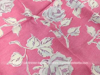 Tendance estivale, voici un coupon de tissus d'habillement en polyester non extensible de 150 x 110 cm avec un beau motif de fleurs couleur gris de lin sur un fond mauve.