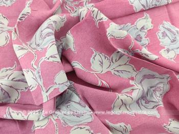 Tendance estivale, voici un coupon de tissus d'habillement en polyester non extensible de 150 x 110 cm avec un beau motif de fleurs couleur gris de lin sur un fond mauve.