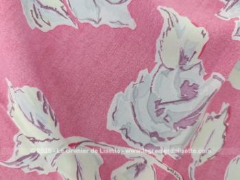 Tendance estivale, voici un coupon de tissus d'habillement en polyester non extensible de 150 x 110 cm avec un beau motif de fleurs couleur gris de lin sur un fond mauve.