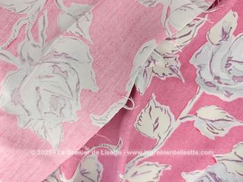 Tendance estivale, voici un coupon de tissus d'habillement en polyester non extensible de 150 x 110 cm avec un beau motif de fleurs couleur gris de lin sur un fond mauve.