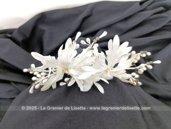 Superbe avec son air rétro et raffiné, voici un  diadème de mariée vintage formé par des feuilles en tissus, des fleurs nacrées en cire et des perles. Années 80/90.