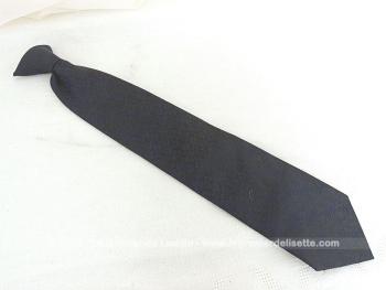 Voici une fausse cravate vintage, modèle des Stewards de la Compagnie Air France en 100% polyester, bleu marine avec dans la trame les initiales AF et qui ferme au col par un crochet.